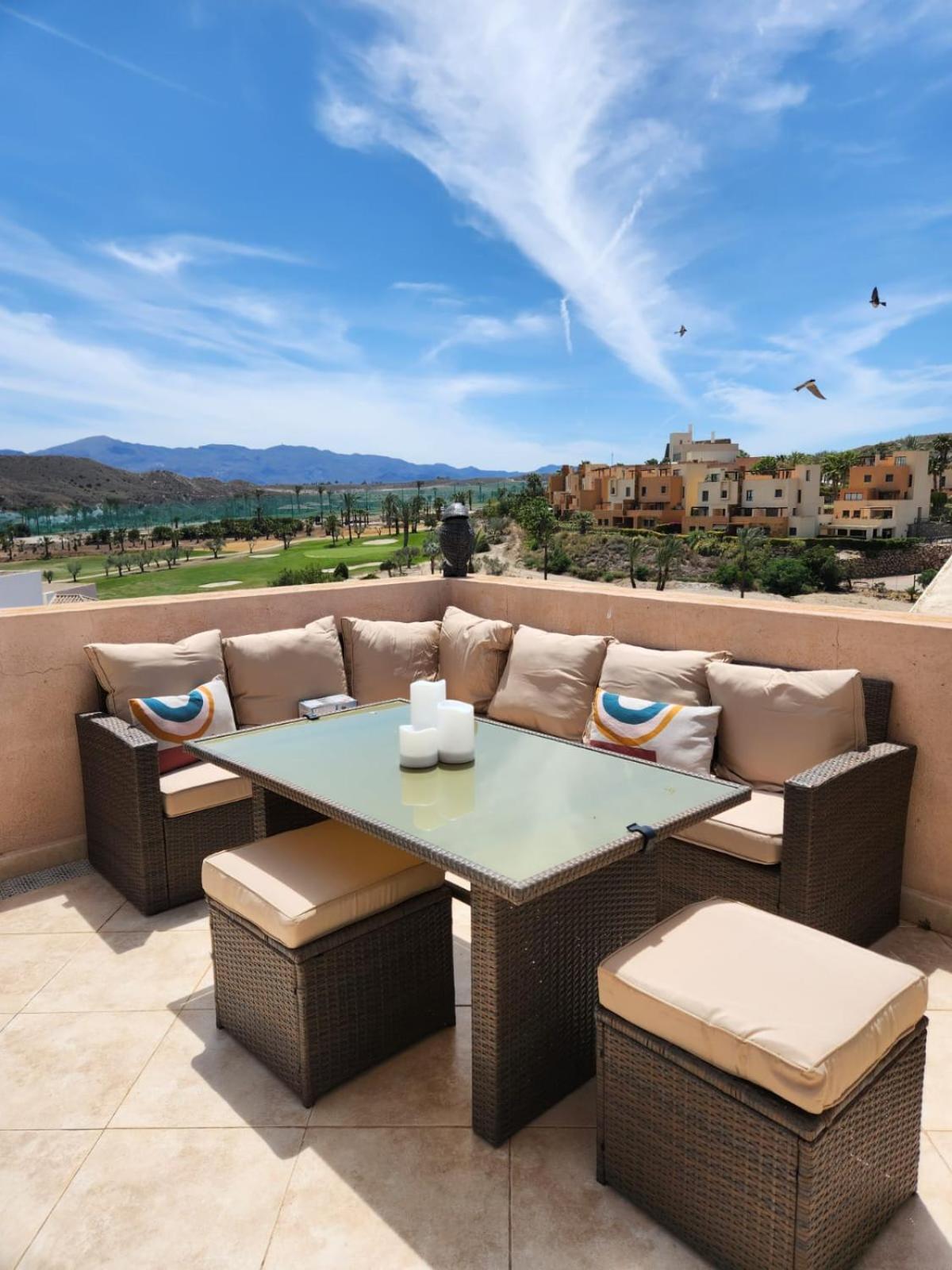 Appartamento Atico Esquinero Con Preciosas Vistas Al Valle Del Golf Con Piscina Comunitaria! *